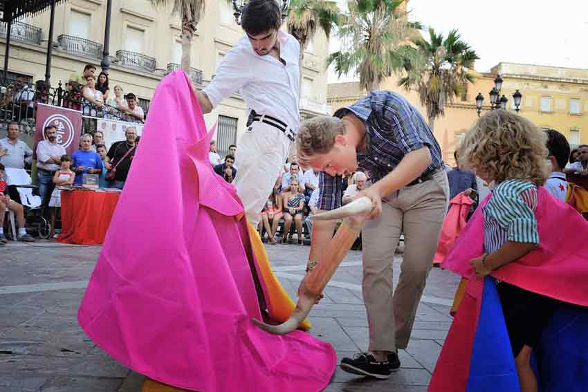 Clase de toreo de salón en la Plaza de las Monjas.