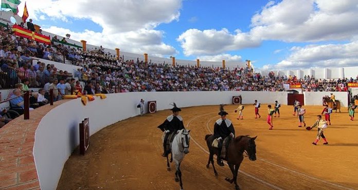 La bella y coqueta plaza de Zalamea la Real se quedará sin toros en su Feria.