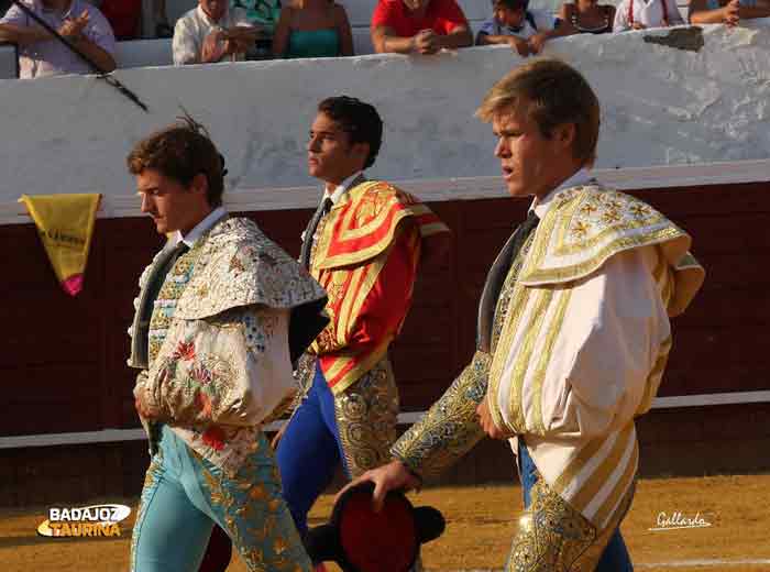 Los tres novilleros en el paseíllo.