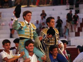 Lama de Góngora y Posada de Maravillas, a hombros esta tarde en Santa Olalla. (FOTO: Gallardo/badajoztaurina.com)