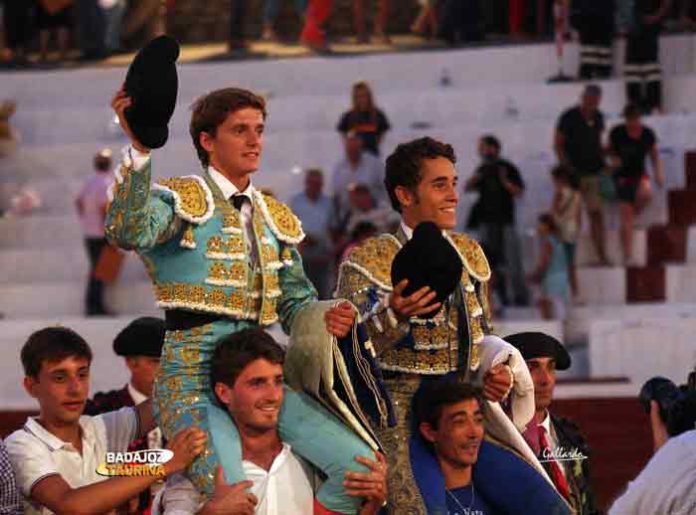 Lama de Góngora y Posada de Maravillas, a hombros esta tarde en Santa Olalla. (FOTO: Gallardo/badajoztaurina.com)