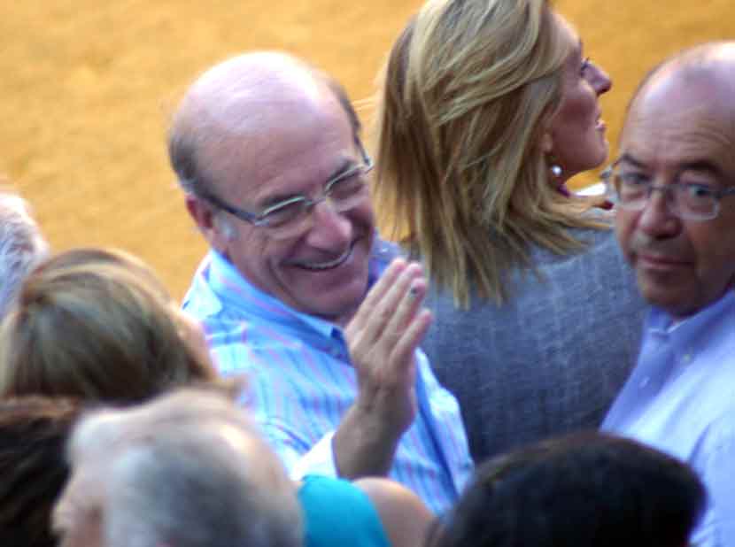 El acalde de Huelva, Pedro Rodríguez, en su barrera.