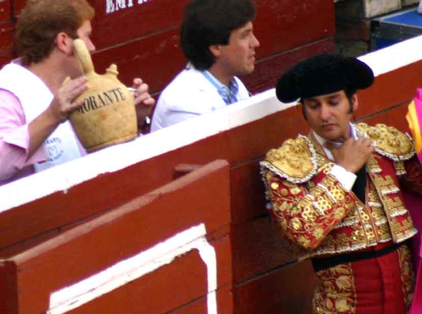 Morante de la Puebla y las tradiciones con su clásico botijo para el agua fresca.