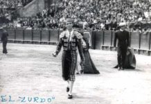 El novillero onubense Juan Jesús Sánchez 'El Zurdo', en una imagen de archivo en un triunfo la Maestranza.