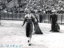 El novillero onubense Juan Jesús Sánchez 'El Zurdo', en una imagen de archivo en un triunfo la Maestranza.