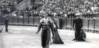 El novillero onubense Juan Jesús Sánchez 'El Zurdo', en una imagen de archivo en un triunfo la Maestranza.