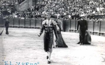 El novillero onubense Juan Jesús Sánchez 'El Zurdo', en una imagen de archivo en un triunfo la Maestranza.