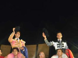 Juan Ramón Jiménez y David de Miranda, a hombros hoy en Huelva. (FOTO: Xose Andrés)
