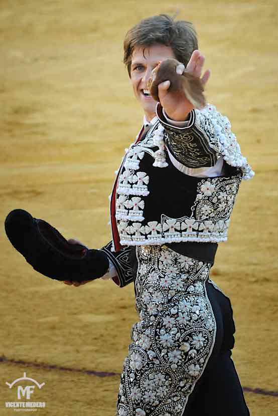 El Juli, feliz pese al enfado de los sufridos aficionados onubenses. (FOTO: Vicente Medero)