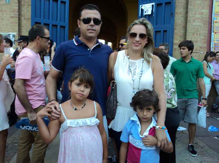 El banderillero onubense Manolo Contreras con toda su familia.
