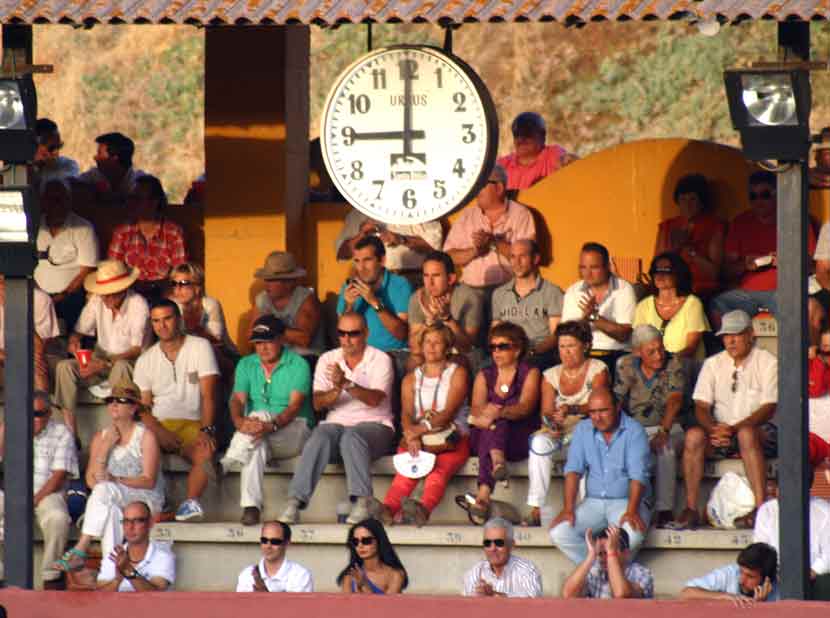 Los aficionados que habitan por la zona del reloj de la plaza.