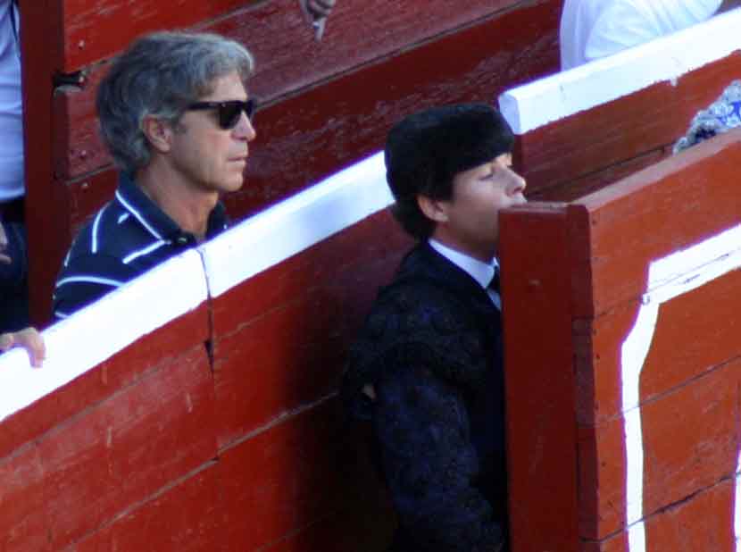 Roberto Domínguez parece usar gafas de sol para no ver lo que todos vimos.