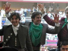 Andrés Romero -en el centro junto a Ventura y Hermoso de Mendoza- saliendo a hombros en Huesca.