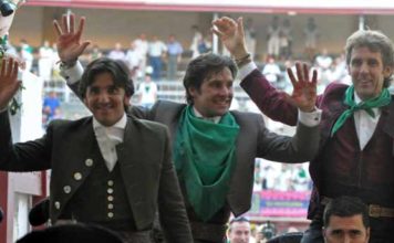Andrés Romero -en el centro junto a Ventura y Hermoso de Mendoza- saliendo a hombros en Huesca.