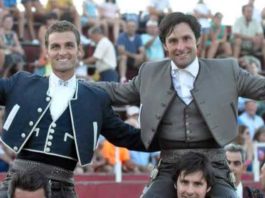 Andrés Romero, a la derecha, junto a Martín Burgos, en la salida a hombros de esta tarde en Quintanar de la Serena.