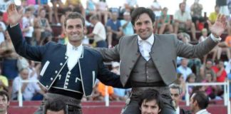 Andrés Romero, a la derecha, junto a Martín Burgos, en la salida a hombros de esta tarde en Quintanar de la Serena.