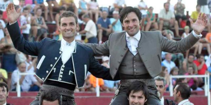 Andrés Romero, a la derecha, junto a Martín Burgos, en la salida a hombros de esta tarde en Quintanar de la Serena.