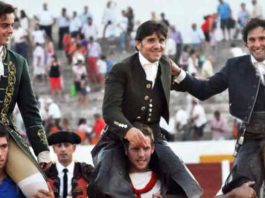El onubense Andrés Romero, a la derecha, en la salida a hombros esta tarde en Villanueva del Fresno.