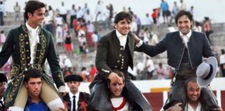 El onubense Andrés Romero, a la derecha, en la salida a hombros esta tarde en Villanueva del Fresno.