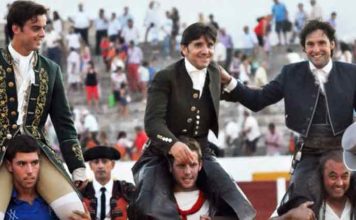 El onubense Andrés Romero, a la derecha, en la salida a hombros esta tarde en Villanueva del Fresno.