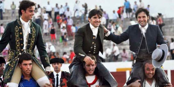 El onubense Andrés Romero, a la derecha, en la salida a hombros esta tarde en Villanueva del Fresno.