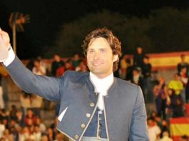 Andrés Romero en la salida a hombros esta noche en la corrida de rejones celebrada en El Casar de Talamanca (Guadalajara):