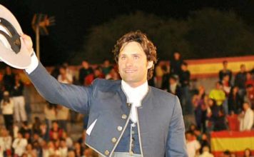 Nuevo triunfo del onubense Andrés Romero Andrés Romero en la salida a hombros esta noche en la corrida de rejones celebrada en El Casar de Talamanca (Guadalajara):