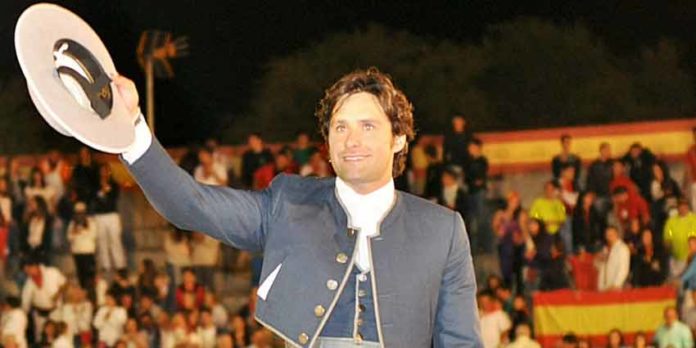 Andrés Romero en la salida a hombros esta noche en la corrida de rejones celebrada en El Casar de Talamanca (Guadalajara):