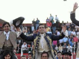 Andrés Romero, a la izquierda, en la salida a hombros esta tarde junto a sus compañeros en Carbonero el Mayor.