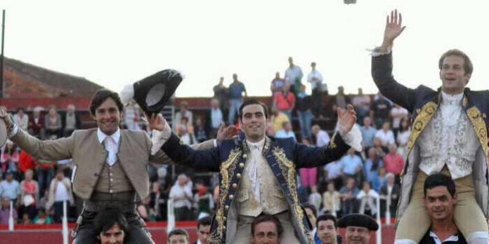 Andrés Romero, a la izquierda, en la salida a hombros esta tarde junto a sus compañeros en Carbonero el Mayor.