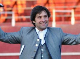 El rejoneador onubense Andrés Romero con las dos orejas y el rabo ganados en su segundo toro esta tarde en Castuera (Badajoz).