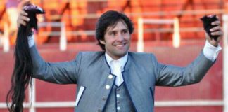 El rejoneador onubense Andrés Romero con las dos orejas y el rabo ganados en su segundo toro esta tarde en Castuera (Badajoz).