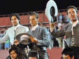 Andrés Romero, a la izquierda, en la salida a hombros esta noche en Montijo junto a sus dos compañeros de cartel.