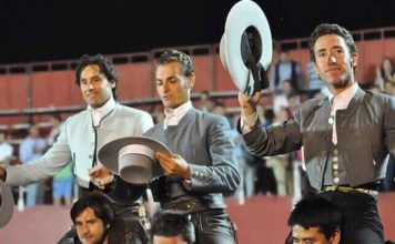 Andrés Romero, a la izquierda, en la salida a hombros esta noche en Montijo junto a sus dos compañeros de cartel.