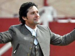 Andrés Romero en su paseo triunfal por el ruedo de la plaza madrileña de Navalcarnero.