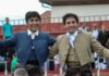 Andrés Romero, a la derecha, en la salida a hombros esta tarde en la localidad madrileña de Pedrezuela.