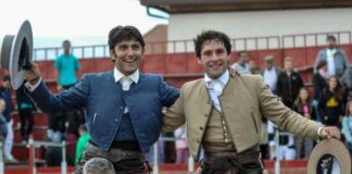Andrés Romero, a la derecha, en la salida a hombros esta tarde en la localidad madrileña de Pedrezuela.