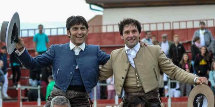 Andrés Romero, a la derecha, en la salida a hombros esta tarde en la localidad madrileña de Pedrezuela.