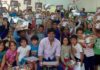 Andrés Romero con los niños del colegio de su pueblo de Escacena.