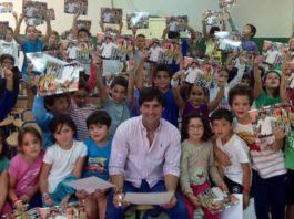 Andrés Romero con los niños del colegio de su pueblo de Escacena.