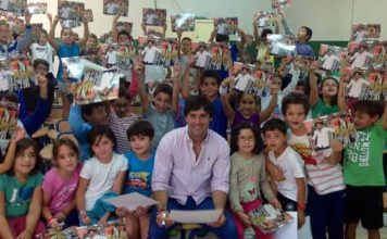 Andrés Romero con los niños del colegio de su pueblo de Escacena.