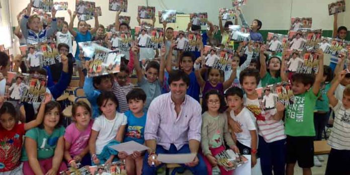 Andrés Romero con los niños del colegio de su pueblo de Escacena.