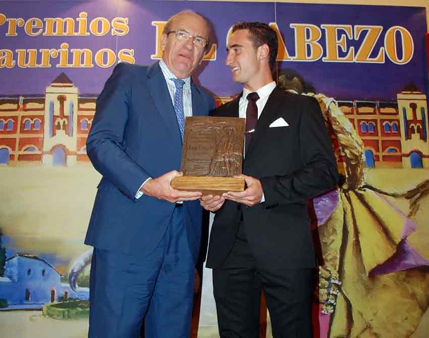 El alcalde Pedro Rodriíguez entrega a Juan Ramón Jiménez el trofeo al 'Mejor novillero'.