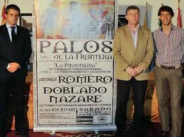 Los toreros, el alcalde y el empresario en la presentación de la corrida pinzoniana de Palos.