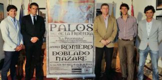 Los toreros, el alcalde y el empresario en la presentación de la corrida pinzoniana de Palos.