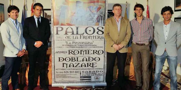 Los toreros, el alcalde y el empresario en la presentación de la corrida pinzoniana de Palos.