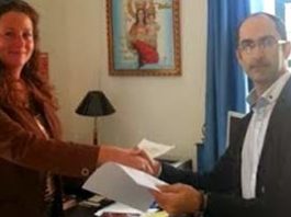 La alcaldesa de Arroyomolinos de León y el taurino onubense Jesús Medrano firman el acuerdo. (FOTO: lascosasdeltoro)