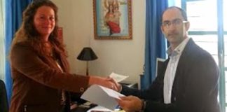 La alcaldesa de Arroyomolinos de León y el taurino onubense Jesús Medrano firman el acuerdo. (FOTO: lascosasdeltoro)