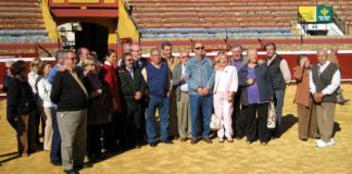 El primer grupo de visitantes de la 'Ruta de los toreros'.