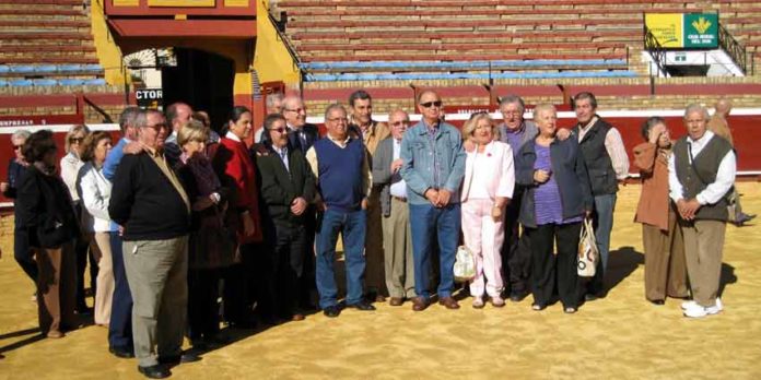 El primer grupo de visitantes de la 'Ruta de los toreros'.